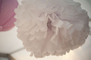 ©Solveig et Ronanphotographes - Mariage pastel a la  campagne - La mariee aux pieds nus